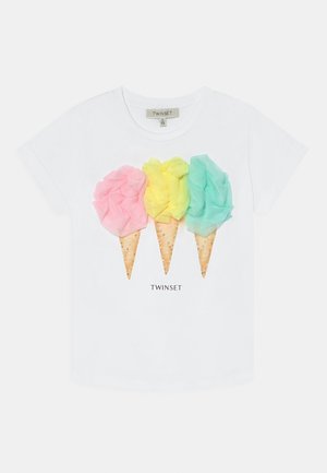 T-shirt en coton blanc présentant trois cornets de glace colorés avec des volants en tulle rose, jaune et vert menthe, décorés de perles.