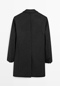 Cappotto lungo in lana grigio scuro con spacco posteriore e polsini con bottone, mostrato di schiena su uno sfondo bianco.