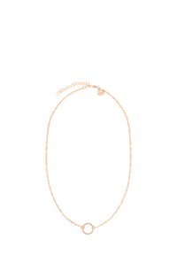 Guldtonet halskæde med en delikat kæde og en cirkulær vedhæng. Har en justerbar lås og et lille mærke. Enkelt design og glat tekstur.