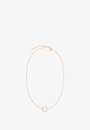 Collier doré avec une chaîne délicate et un pendentif circulaire. Il dispose d'un fermoir ajustable et d'une petite étiquette. Design simple et texture lisse.