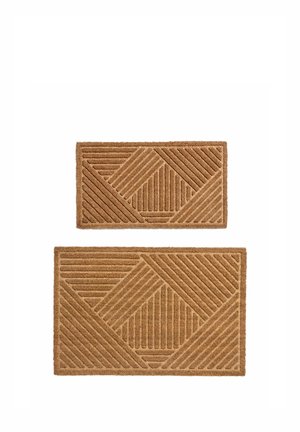Zwei braune rechteckige Fußmatten mit geometrischen Linienmustern, eine kleinere auf einer größeren, auf weißem Hintergrund.