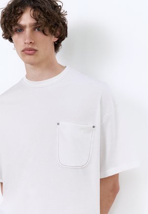 PULL&BEAR, BOXY FIT WITH POCKET - T-SHIRT - T-shirt basique - white