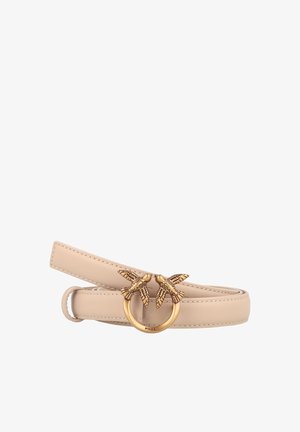 Beige leren riem met een gladde textuur, voorzien van een ronde gesp in goudkleur met twee ingewikkeld ontworpen vogels.