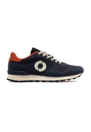 Marineblaue und verbrannt orange Sneaker mit weißen Schnürsenkeln, weißem kreisförmigem Logo an der Seite und weißer Sohle mit schwarzem Profil.
