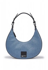Denim skulderveske med halvmåneform, svarte skinnkanter og en rektangulær logoapplicering. Har en justerbar stropp for bærealternativer.
