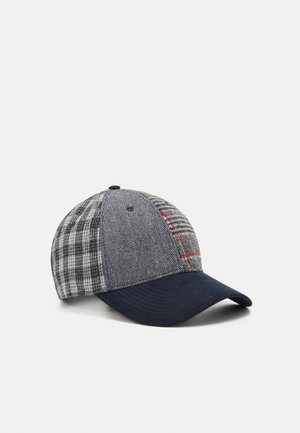 Casquette de baseball avec un patchwork de motifs en chevrons gris et à carreaux, avec une visière incurvée bleu marine foncé uni.