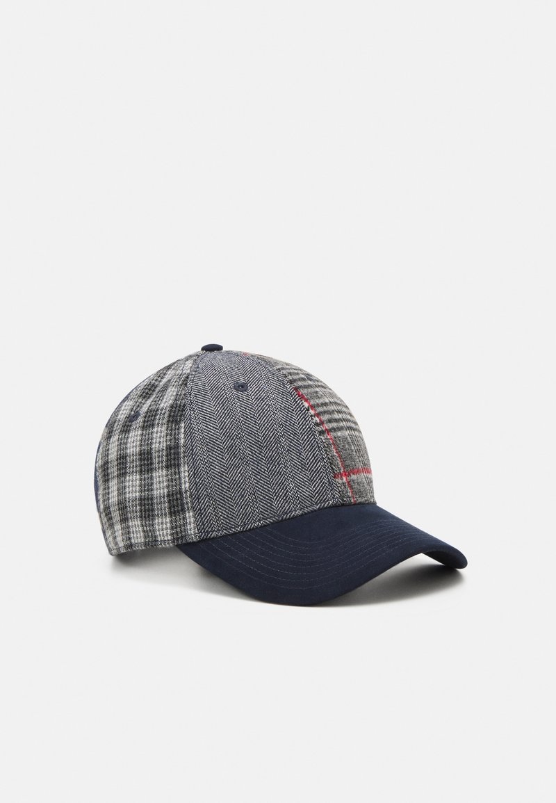 Casquette de baseball avec un patchwork de motifs en chevrons gris et à carreaux, avec une visière incurvée bleu marine foncé uni.