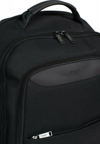 Zwarte rugzak met een textuur nylon buitenkant, dubbele ritssluitingen en een rubberen logo-accent. Inclusief afneembare handgreep.
