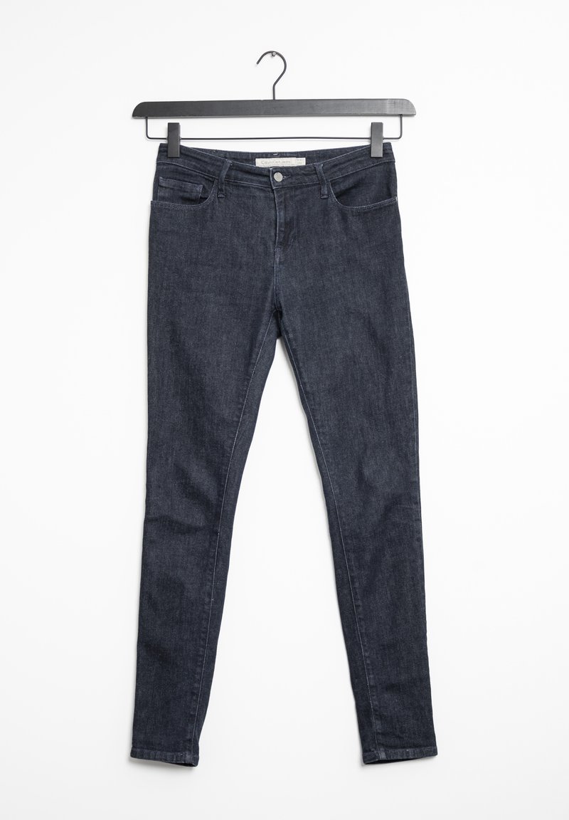Jean skinny en denim bleu foncé avec une taille mi-haute, comportant cinq poches et une fermeture éclair. La texture est lisse avec un léger extensibilité.