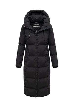 Zwarte pufferjack met een lange, getailleerde pasvorm, voorzien van een hoge kraag, twee met rits afsluitbare zakken en een afneembare capuchon.