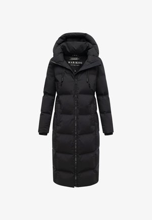 Zwarte pufferjack met een lange, getailleerde pasvorm, voorzien van een hoge kraag, twee met rits afsluitbare zakken en een afneembare capuchon.