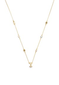 Kultaketjun kaulakoru, jossa on koristeellisia linkkejä ja pieniä kirkaita kiviä sekä helmi riippuvana alimmalla kohdalla. Yksinkertainen, elegantti muotoilu.