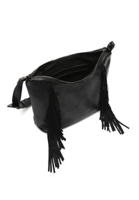 Borsa in pelle nera con forma arrotondata, chiusura con zip e dettagli in frange nere su ciascun lato. L'interno presenta più tasche.
