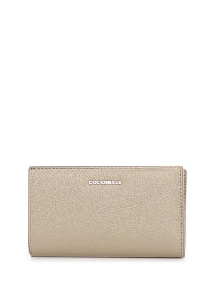 Portafoglio beige in pelle texturizzata con logo "Coccinelle" argentato centrato sul fronte, rettangolare e sottile con cuciture visibili.