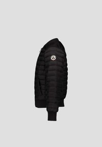 Giacca a vento nera con design trapuntato, polsini e orlo a costine, tasche laterali con zip e un patch circolare con logo sulla spalla sinistra.