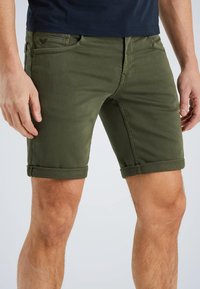 Olijfgroene shorts van een katoenmix, met een opgerolde zoom, frontzakken en een gladde textuur met subtiele stikseldetails.