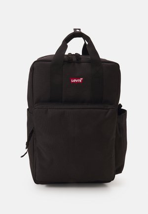 Zaino nero Levi's con manici superiori doppi, chiusura con zip, tasca frontale, tasca laterale in rete e tessuto testurizzato. Logo rosso sul davanti.
