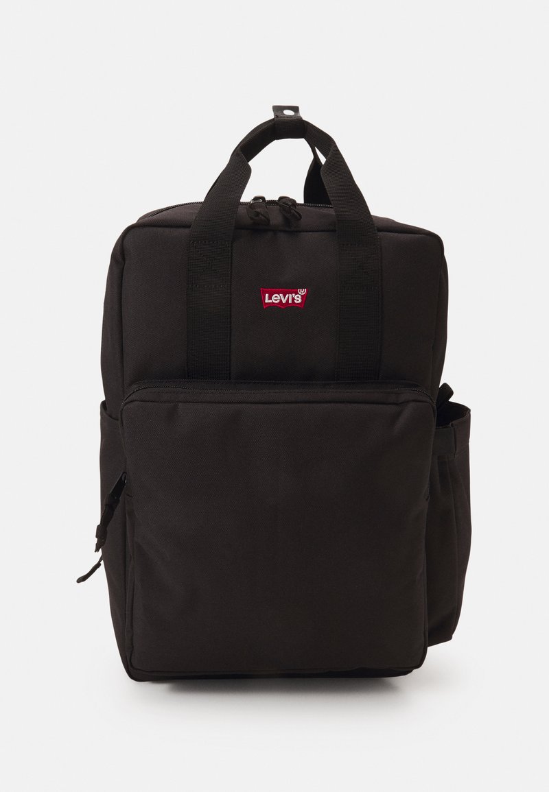Mochila negra de Levi's con dos asas superiores, cierre con cremallera, bolsillo frontal, bolsillo de malla lateral y tela texturizada. Logotipo rojo en el frente.