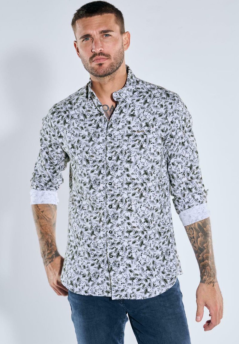 Weißes Hemd mit Knopfverschluss, verziert mit einem grünen Blatt- und Blumenmuster, mit hochgekrempelten Ärmeln, schlanker Passform und weicher Textur.