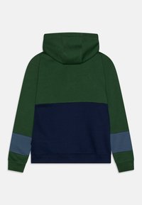 Mikina s kapucí v tmavě zelené, námořnické modři a světle modrých panelech. Tkanina z bavlněné směsi s žebrovanými manžetami a lemem, s klokankovou kapsou.