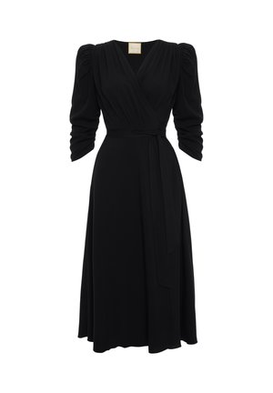 Czarna midi sukienka o kroju wrap z bufiastymi długimi rękawami, dekoltem w kształcie V, marszczeniami oraz paskiem w talii.