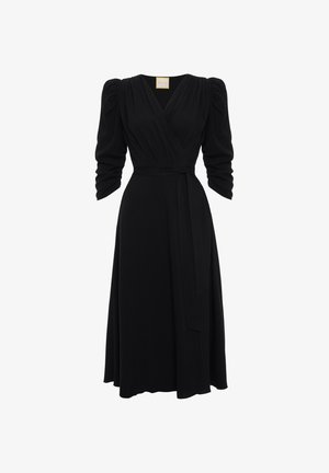 Czarna midi sukienka o kroju wrap z bufiastymi długimi rękawami, dekoltem w kształcie V, marszczeniami oraz paskiem w talii.