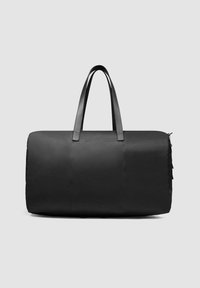 Sac de voyage noir en matériau synthétique lisse, forme rectangulaire, double poignées et poche latérale zippée. Présente un design minimaliste.