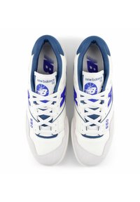 Weiße Sneakers mit blauen Akzenten, mit Schnürdesign, gepolstertem Kragen, glattem Leder-Obermaterial und sichtbarem Markenlogo. Modell 550.