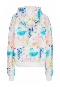Kapuzensweatshirt aus weichem Stoff mit einem pastellfarbenen Aquarelldesign, das mit Logos und Zahlen in Blau, Pink und goldenen Akzenten verziert ist.