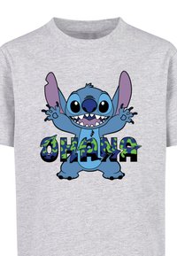 Šedé bavlněné tričko s modrou kreslenou postavičkou s velkými ušima a širokým úsměvem, obklopenou textem "OHANA" v kamuflážovém vzoru.