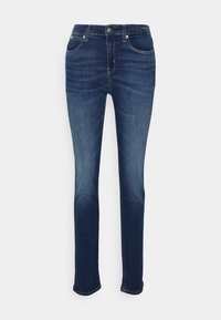 Mörkblå slim-fit jeans med framfickor, bälteshällor och en knapp- och dragkedjestängning på en vit bakgrund.