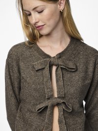 Brun stickad cardigan med två framknutar och V-ringning. Mjuk textur med ribbat mönster och långa ärmar.