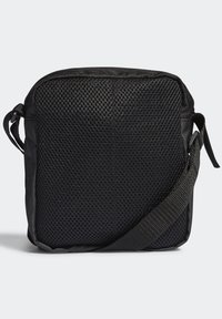 Černá crossbody taška vyrobená z síťového materiálu s hladkým dnem, vybavená tenkým nastavitelného popruhem a jednoduchým obdélníkovým tvarem.