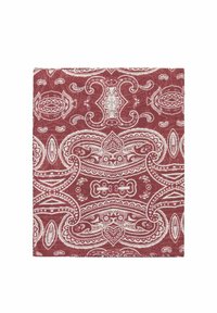 Rødt stof med hvide paisley- og blomster mønstre, med en tekstureret overflade. Designet inkluderer intrikate spiraler og hjerteformer.