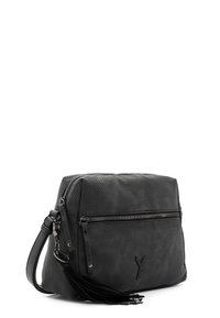 Czarna skórzana torba z perforowaną teksturą, zamkiem błyskawicznym, przednią kieszenią i ozdobnym chwostem. Regulowany pasek dla uniwersalności.