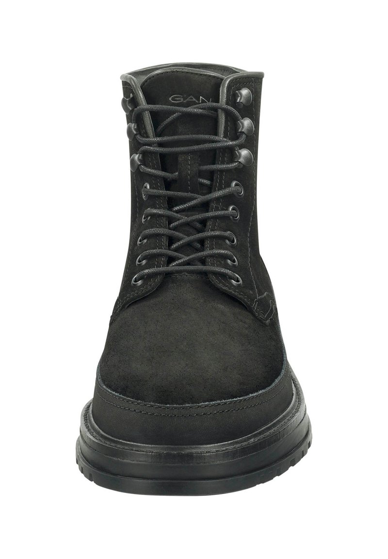 Czarne zamszowe botki sięgające kostki z okrągłym noskiem, sznurowane, z metalowymi oczkami i teksturowaną podeszwą, posiadające gładki kołnierz i wzmocnione szwy.