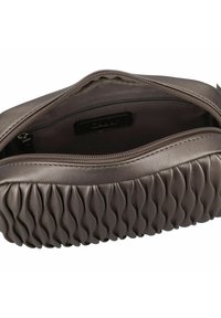 Braune Ledertasche mit einem wellenförmigen Texturmuster. Das Innere verfügt über eine Reißverschlusstasche und ein elegantes Futter. Obere Reißverschlussöffnung.