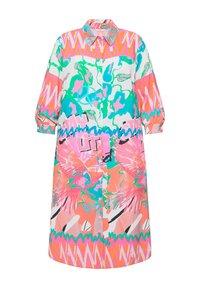Robe colorée à manches longues avec un devant à boutons, présentant des motifs abstraits audacieux en rose, vert et blanc sur un tissu léger.