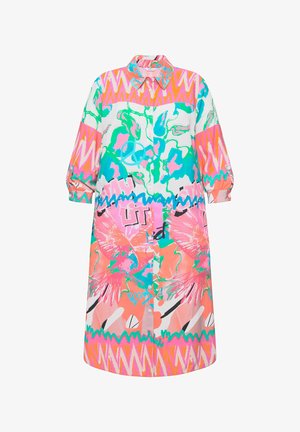 Barevné šaty s dlouhým rukávem a zapínáním na knoflíky, zdobené výraznými abstraktními vzory v růžové, zelené a bílé barvě na lehkém materiálu.