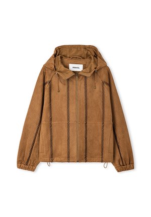 Bruine geperforeerde suède jas met zwarte verticale strepen, elastische manchetten, ritssluiting aan de voorkant, capuchon en trekkoord aan zoom en capuchon.