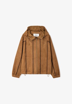 Giacca in camoscio marrone traforato con strisce verticali nere, polsini elasticizzati, cerniera frontale, cappuccio e coulisse all'orlo e al cappuccio.