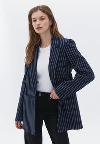 OXXO MIT MODISCHEN STREIFEN - Cappotto corto - midnight stripe