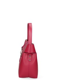 Borsa a tracolla in pelle strutturata di colore rosa con una superficie texturizzata, dotata di una lunga tracolla e dettagli in metallo argentato. La vista laterale mette in evidenza la sua forma elegante.