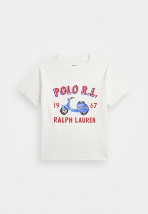 Biała koszulka z krótkim rękawem z niebieską grafiką skutera, czerwonym napisem "POLO R.L. 1967" nad i "RALPH LAUREN" pod skuterem.