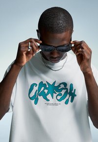 Bershka SHORT SLEEVE - Potiskana majica - white