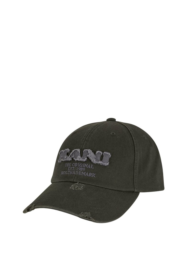 Cappellino da baseball verde scuro con logo e testo ricamati, dettagli usurati sulla visiera, materiale in cotone, design a sei pannelli.