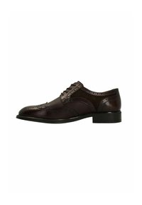 Donkerbruine leren dress shoe met brogue-detailing, vetersluiting, gestructureerde accenten en een ronde neus op een lage gestapelde hak.