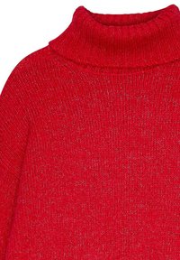 Pull à col roulé en tricot rouge avec une texture visible et des fils argentés tissés dans le tissu.