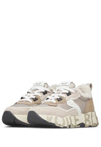 Sneaker chunky con tomaia in suede beige e tessuto, lacci bianchi e fodera morbida; la suola in gomma nera presenta una stampa del logo prominente.
