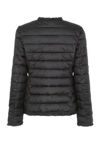 Černá péřová bunda s prošívaným designem, texturovaným povrchem a volánovým lemem a límcem. Dlouhé rukávy a těsně přiléhající tvar.